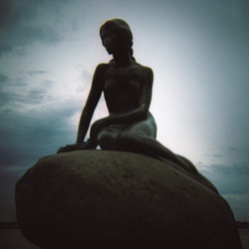 无人,方图,室外,夜晚,正面,旅游,度假,海浪,海洋,标志建筑,地标,建筑,金属制品,雕塑,丹麦,欧洲,艺术,装饰,金属,雕刻,雕像,浪花,云,云朵,首都,云彩,娱乐,建设,铜像,蓝色,白云,蓝天,天空,海水,工艺品,天,享受,休闲,旅游胜地,放松,纪念,美术,北欧,主题,陈列,海景,功能,美学,丹麦王国,哥本哈根,西兰岛,小美人鱼铜像,大海,风浪,海,海水的波动,近岸浪,涌浪,彩图,全身