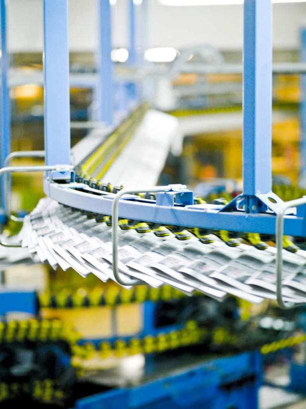 无人,搬运,竖图,俯视,室内,白天,金属制品,朦胧,模糊,传输,金属,运输,传送带,便利,传送,载具,传输带,方便,彩图,高角度拍摄