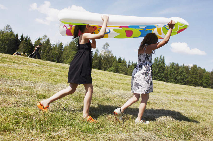 西方人,儿童,两个人,伙伴,朋友,举,横图,室外,白天,侧面,友谊,纯洁,欧洲,欧洲人,阴影,光线,影子,云,云朵,云彩,小孩,蓝色,白云,蓝天,天空,阳光,天,托,可爱,童年,童趣,晴朗,充气床,童真,烂漫,无邪,天真,友情,女孩,女人,女性,白种人,晴空,举起,举手,举着,向上举,向上伸,向上托,彩图,全身,女生