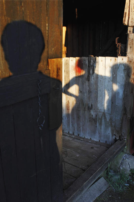 西方人,三个人,家,木屋,坐,竖图,室外,特写,白天,正面,卫生间,浴室,欧洲,欧洲人,阴影,光线,木制,影子,墙,灯光,注视,墙壁,墙面,住宅,木制品,隔板,观察,看,观看,察看,关注,男人,男性,女人,女性,中年男性,中年女性,白种人,淋浴房,坐着,半身,彩图,冲凉房,沐浴间,沐浴室,茅舍,茅屋,棚屋,小木屋,小屋