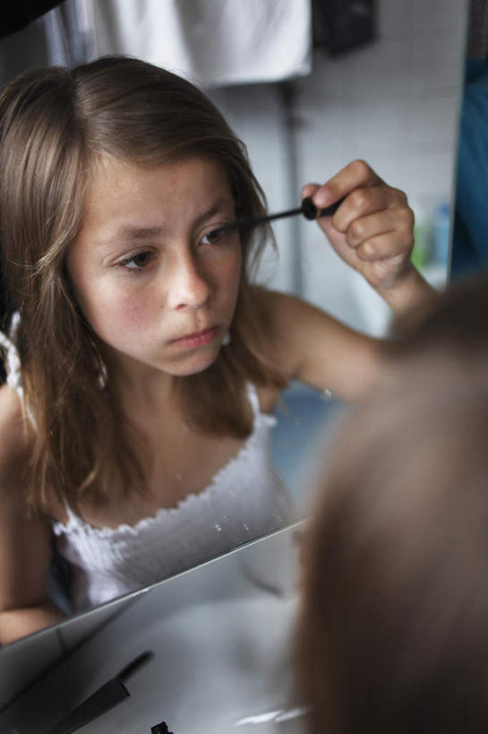 西方人,儿童,一个人,竖图,俯视,室内,特写,白天,纯洁,镜子,瑞典,欧洲,欧洲人,仅一个女性,仅一个人,阴影,光线,影子,拿,拿着,注视,一个,小孩,阳光,观察,看,仅一个小孩,可爱,童年,童趣,观看,镜像,察看,睫毛刷,镜面,斯堪的纳维亚,关注,北欧,斯堪的纳维亚半岛,童真,烂漫,无邪,瑞典王国,天真,女孩,女人,女性,白种人,孩子,半身,彩图,高角度拍摄,女生