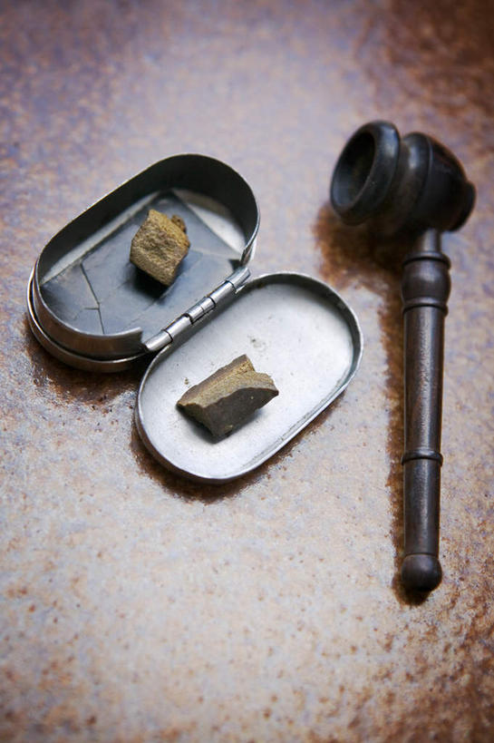 无人,竖图,俯视,室内,白天,桌面,桌子,静物,金属制品,阴影,光线,金属,木制,饭盒,影子,大理石,灯光,一个,木制品,享受,烟,烟斗,单个,大理石制品,淡定,从容,烟草,彩图,高角度拍摄