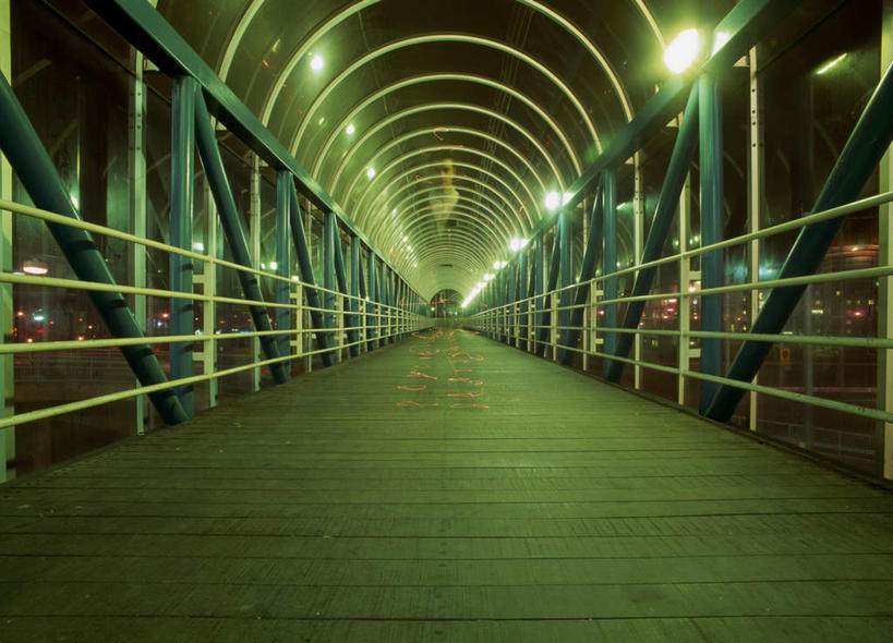 西方人,一个人,无人,站,横图,室外,夜晚,正面,度假,神秘,美景,城市风光,城市,欧洲,欧洲人,仅一个年轻女性,仅一个女性,仅一个人,阴影,光线,木板,影子,景观,桥,灯光,木桥,娱乐,栈桥,站着,享受,休闲,景色,放松,人行桥,木板桥,虚幻,空旷,秘密,幽灵,奥秘,空阔,鬼魂,空幻,年轻女性,女人,女性,白种人,站立,彩图