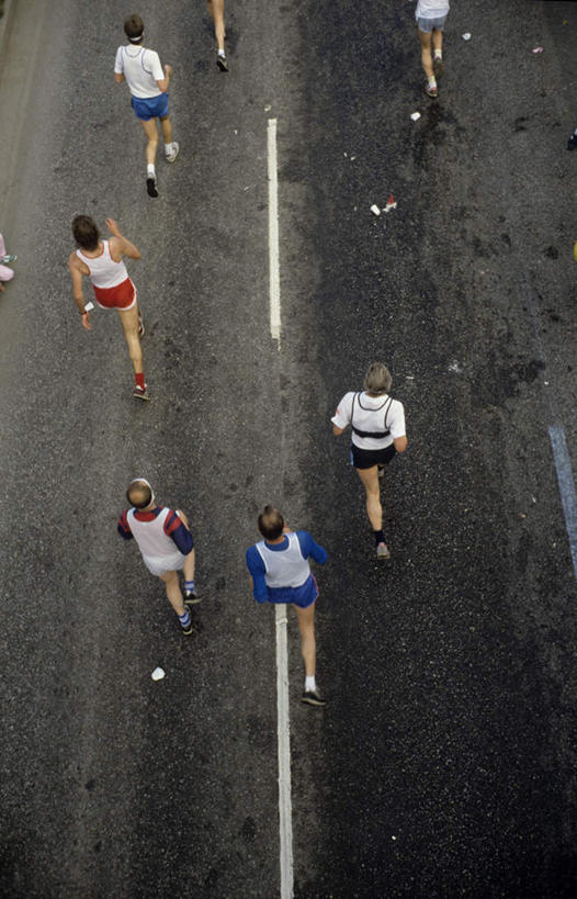 西方人,跑,竖图,俯视,室外,白天,运动服,锻炼,运动,道路,路,公路,欧洲,欧洲人,阴影,服装,光线,影子,交通,许多人,衣服,阳光,一群人,服饰,衣着,穿着,衣饰,体育,马拉松,男人,男性,年轻男性,年轻女性,女人,女性,白种人,马路,跑步,彩图,高角度拍摄,全身,健身,运动装