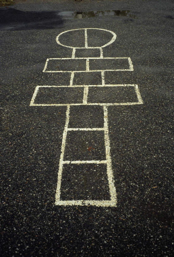 无人,竖图,俯视,室外,白天,游戏,道路,路,一排,阴影,形状,整齐,平静,光线,影子,小路,交通,玩,娱乐,排列,阳光,休闲,安静,活动,跳房子,宁静,队列,发泄,静谧,消遣,智力,沥青,宣泄,沉静,形态,外形,恬静,安祥,僻静,清静,太平,跳方格,跳方阵,玩耍,嬉戏,彩图,高角度拍摄