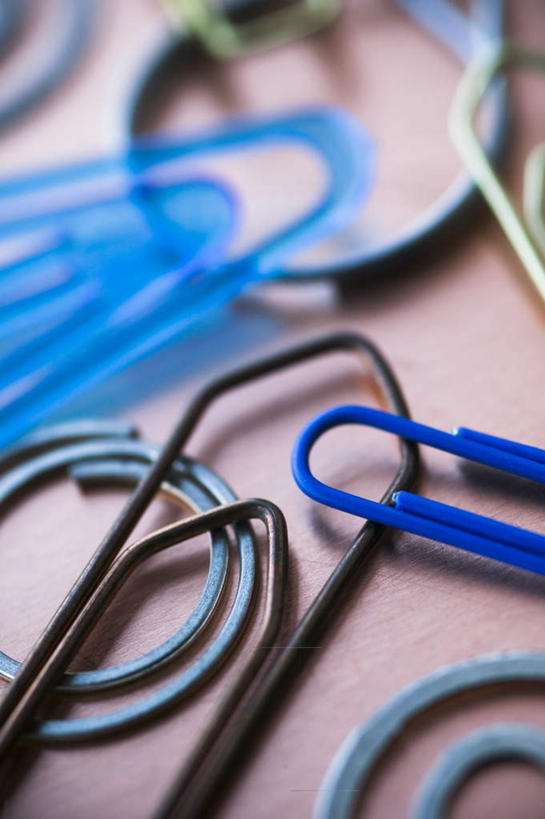 无人,竖图,俯视,室内,白天,桌子,金属制品,一堆,阴影,堆叠,堆积,形状,丰富,光线,金属,材料,影子,塑料,灯光,办公用品,回形针,丰盛,书桌,课桌,塑料制品,学习用品,堆,文具用品,挑选,选择,曲别针,形态,外形,丰硕,丰厚,富厚,厚实,质料,彩图,高角度拍摄