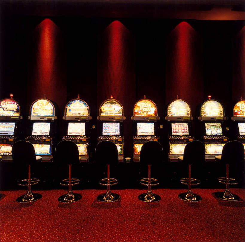 无人,横图,室内,白天,正面,游戏,赌博,贪欲,竞争,椅子,一排,许多,阴影,整齐,光线,影子,灯光,很多,玩,娱乐,刺激,排列,休闲,赌场,活动,队列,发泄,消遣,智力,赌博机,赌具,老虎机,博彩,投机,侥幸,欲望,宣泄,柏青嫂,玩耍,嬉戏,彩图,胜负,输赢,娱乐场