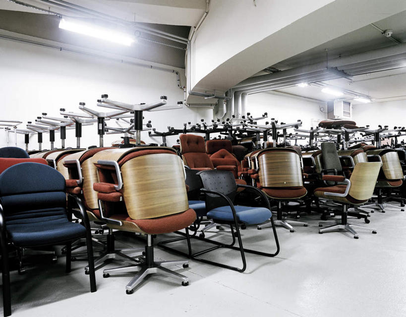 无人,办公室,横图,室内,白天,正面,储藏室,椅子,照明,一堆,一排,许多,阴影,堆叠,堆积,整齐,并列,并排,光线,影子,灯光,很多,顶灯,灯,排列,会议椅,灯具,堆,办公椅,照亮,照明设备,队列,平行,商务椅,培训椅,彩图