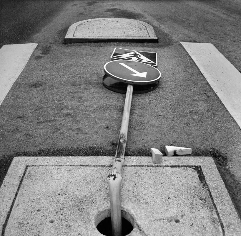 无人,横图,俯视,黑白,室外,白天,道路,路,人行横道,指示牌,公路,阴影,光线,标志,路标,文字,下水道,影子,井盖,人行道,交通,倒下,方向,破坏,标识,破损,箭头,一个,阳光,单个,损坏,指向,人行横道线,簇,斑马线,马路,高角度拍摄