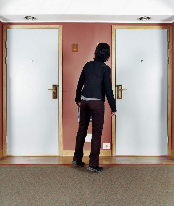 西方人,一个人,站,竖图,室内,白天,门,酒店,欧洲,欧洲人,仅一个男性,仅一个人,走道,走廊,过道,注视,仅一个年轻男性,背面,门框,观察,看,站着,观看,察看,关注,偷窥,窃看,窃视,男人,男性,年轻男性,白种人,站立,彩图,全身,旅店