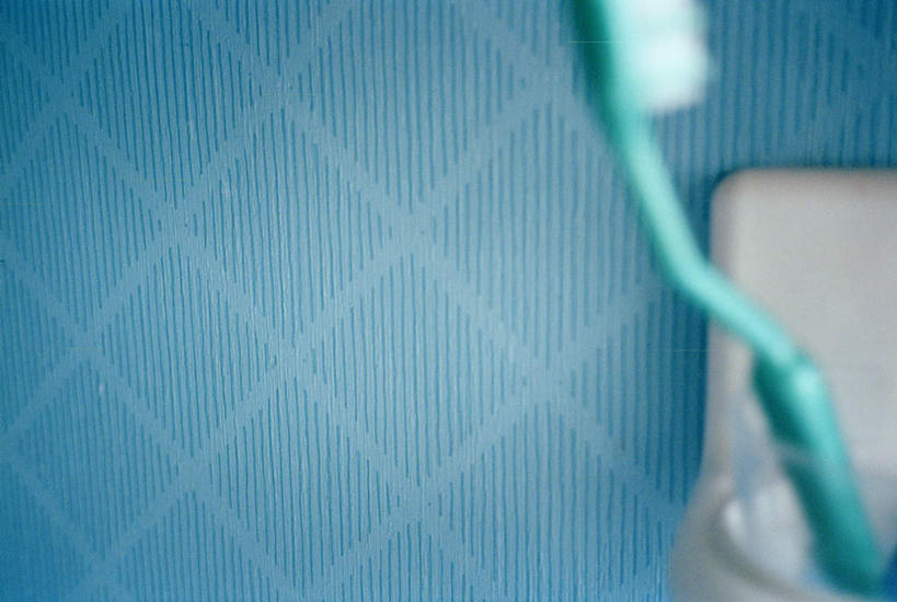 无人,横图,室内,白天,正面,生活用品,卫生间,浴室,阴影,朦胧,模糊,整齐,光线,瓷砖,牙刷,影子,马桶,灯光,蓝色,座便器,整洁,简单,卫浴,子孙桶,简略,简朴,容易,淋浴房,彩图,冲凉房,沐浴间,沐浴室