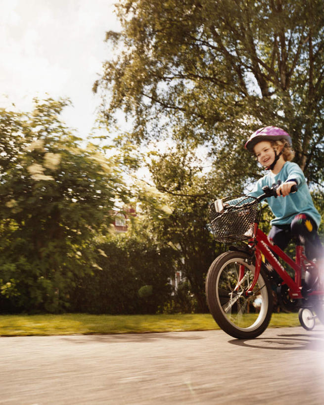 西方人,儿童,一个人,坐,竖图,室外,白天,仰视,锻炼,纯洁,运动,草地,草坪,植物,道路,路,公路,自行车,帽子,瑞典,欧洲,欧洲人,仅一个女性,仅一个人,一辆,阴影,光线,头盔,影子,云,云朵,交通,云彩,车,脚踏车,草,树,树木,一个,小孩,蓝色,绿色,白云,蓝天,天空,阳光,自然,安全帽,交通工具,天,仅一个小孩,可爱,童年,童趣,生长,成长,斯堪的纳维亚,自然风光,载具,北欧,斯堪的纳维亚半岛,骑行,童真,烂漫,无邪,瑞典王国,体育,天真,女孩,女人,女性,白种人,孩子,马路,坐着,彩图,低角度拍摄,全身,健身,女生