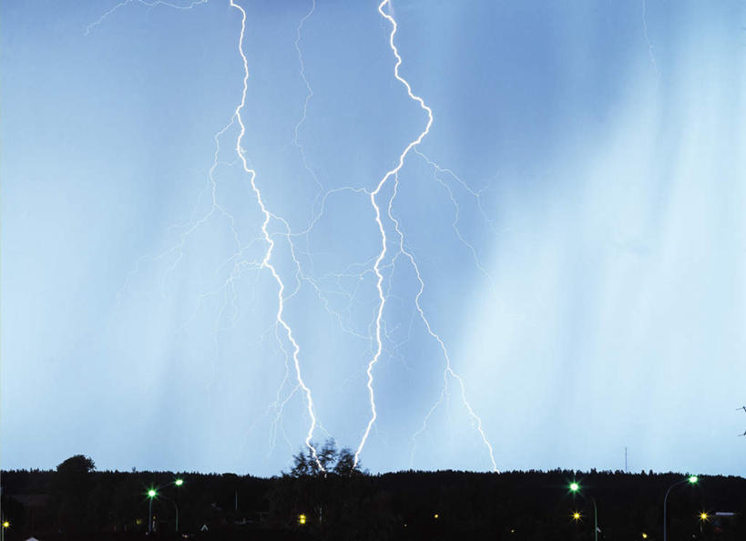 无人,横图,室外,白天,仰视,旅游,度假,草地,草坪,美景,闪电,植物,景观,云,云朵,云彩,娱乐,草,蓝色,绿色,白云,蓝天,天空,自然,天,享受,休闲,景色,放松,能源,晴朗,自然风光,打雷,雷,打闪,晴空,彩图,低角度拍摄