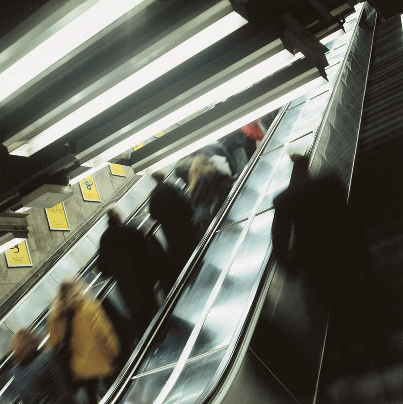 西方人,站,竖图,室内,白天,仰视,电梯,照明,欧洲,欧洲人,乘客,游客,阴影,反射,影子,电动扶梯,地铁站,灯光,自动扶梯,运输工具,许多人,顶灯,旅客,灯,灯具,站着,一群人,照亮,照明设备,搭客,男人,男性,女人,女性,中年男性,中年女性,白种人,站立,彩图,低角度拍摄,全身,扶手电梯,升降设备,运输带,自动行人电梯,电扶梯