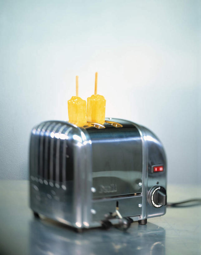 无人,竖图,室内,特写,白天,正面,静物,火,金属制品,灰色背景,金属,电器,火焰,燃烧,烤面包机,饮食,一个,黄色,摄影,影棚,单个,放置,搁置,安排,家电,多士炉,自动面包片烤炉,面包烘烤器,烘培,彩图,影棚拍摄,烘烤,拍摄