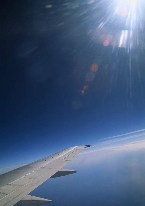 无人,竖图,室外,特写,白天,仰视,太阳,飞机,阴影,梦幻,发光,光束,光线,影子,机翼,交通,光亮,航空,蓝色,蓝天,天空,阳光,交通工具,天,运输,晴朗,客机,未来,发亮,载具,憧憬,万里无云,炫光,晴空,晴空万里,彩图,低角度拍摄