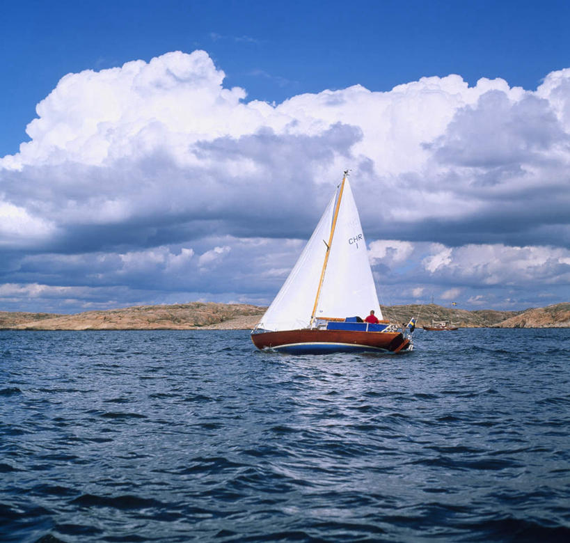 帆船,无人,横图,室外,白天,仰视,旅游,度假,岛屿,海浪,海洋,石头,美景,船,瑞典,欧洲,阴影,光线,石子,影子,岛,景观,浪花,云,云朵,云彩,娱乐,蓝色,白云,蓝天,天空,阳光,自然,海水,交通工具,天,享受,休闲,景色,放松,晴朗,斯堪的纳维亚,自然风光,载具,北欧,斯堪的纳维亚半岛,海景,布胡斯,瑞典王国,大海,风浪,海,海水的波动,近岸浪,列岛,群岛,石块,岩石,涌浪,诸岛,晴空,彩图,低角度拍摄