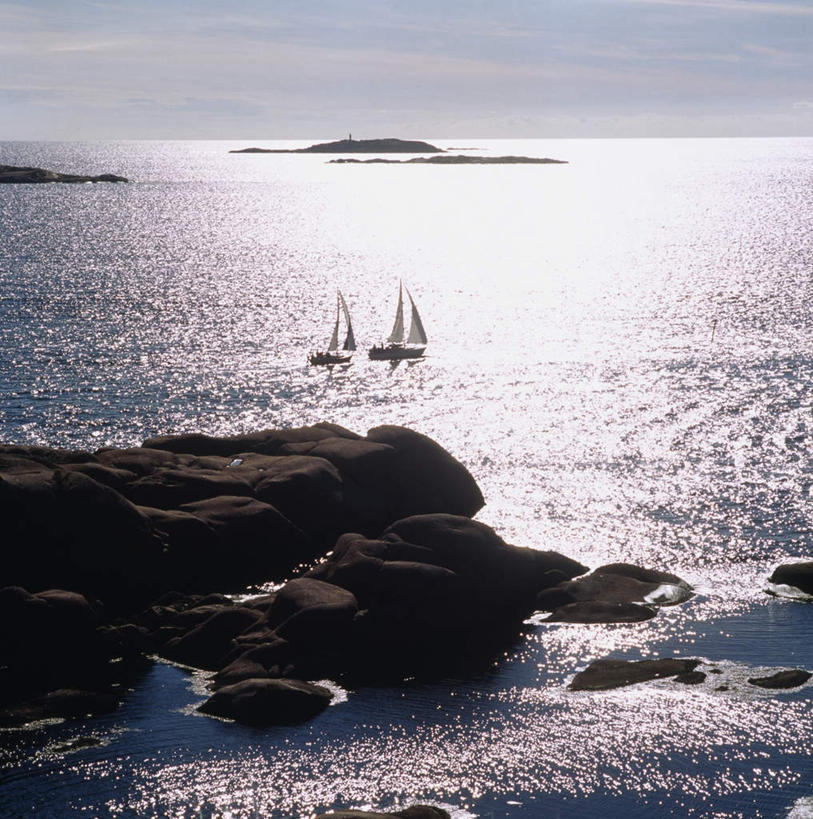 帆船,无人,竖图,室外,白天,正面,旅游,度假,岛屿,海浪,海洋,石头,美景,船,瑞典,欧洲,阴影,光线,石子,影子,岛,景观,浪花,云,云朵,云彩,娱乐,蓝色,白云,蓝天,天空,阳光,自然,海水,交通工具,天,享受,休闲,景色,放松,晴朗,斯堪的纳维亚,自然风光,载具,北欧,斯堪的纳维亚半岛,海景,布胡斯,瑞典王国,大海,风浪,海,海水的波动,近岸浪,列岛,群岛,石块,岩石,涌浪,诸岛,晴空,彩图