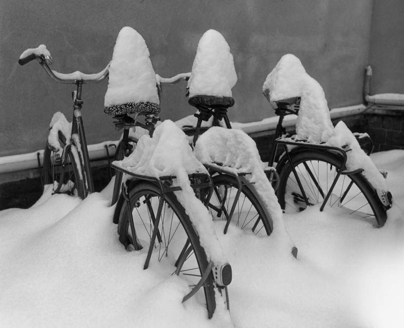 无人,横图,黑白,室外,白天,正面,雪,大雪,自行车,瑞典,欧洲,三辆,一堆,一排,堆叠,堆积,整齐,积雪,雪景,冬季,冬天,车,脚踏车,排列,交通工具,寒冷,堆,斯堪的纳维亚,队列,载具,北欧,斯堪的纳维亚半岛,严寒,瑞典王国