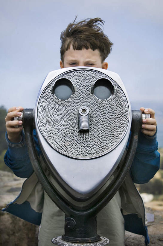 西方人,儿童,一个人,站,竖图,室外,白天,正面,纯洁,仪器,科技,欧洲,欧洲人,仅一个男性,仅一个人,眺望,握,服装,检查,研究,反射,分析,科学,望远镜,拿,拿着,注视,休闲装,小孩,衣服,观察,看,站着,仅一个小孩,休闲,休闲服,可爱,清晰,探索,童年,童趣,握着,服饰,巨大,庞大,放大,观看,仔细,科研,察看,科学技术,瞭望,聚焦,关注,童真,烂漫,无邪,远视镜,瞭望镜,光学,清楚,双筒镜,双筒望远镜,宏大,硕大,伟大,天真,男孩,男人,男性,白种人,孩子,站立,半身,彩图,光学仪器,千里镜,男生