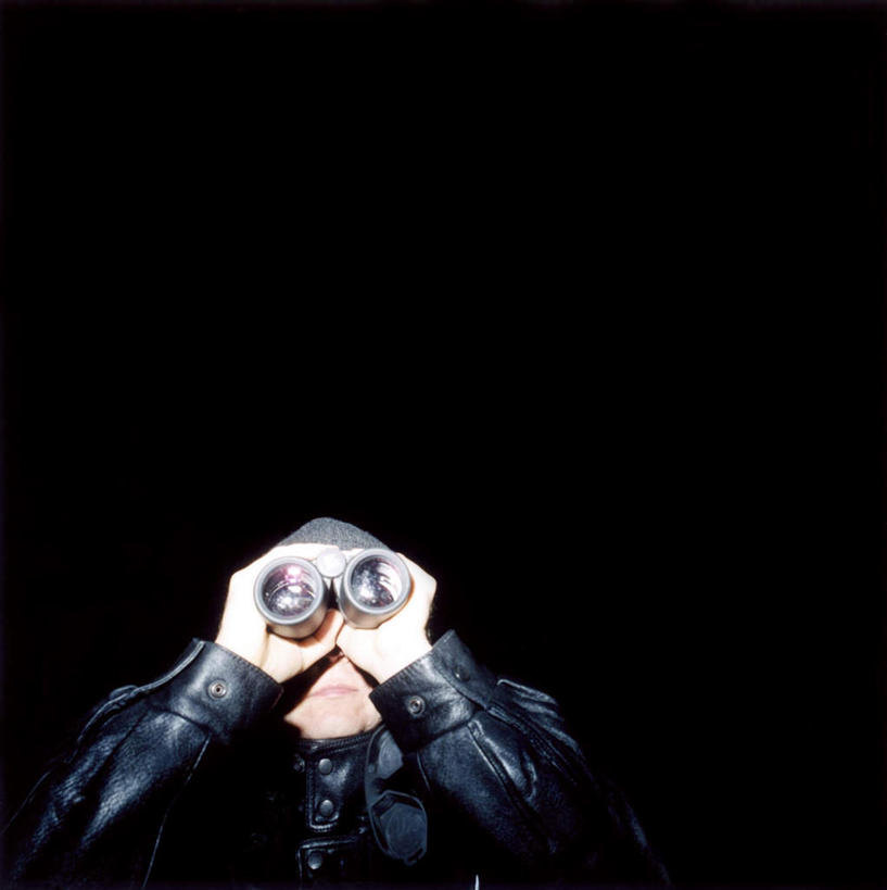 西方人,手,一个人,站,竖图,室外,夜晚,正面,仪器,科技,夜景,帽子,欧洲,欧洲人,仅一个男性,仅一个人,眺望,握,远眺,服装,检查,研究,反射,分析,科学,望远镜,拿,拿着,远望,休闲装,仅一个年轻男性,一个,衣服,黑色,天空,天,观察,站着,休闲,手部,休闲服,清晰,探索,握着,服饰,放大,单个,观看,仔细,科研,遥望,科学技术,瞭望,聚焦,关注,远视镜,瞭望镜,光学,清楚,棉帽,了望,远瞩,男人,男性,年轻男性,白种人,站立,半身,彩图,光学仪器,千里镜