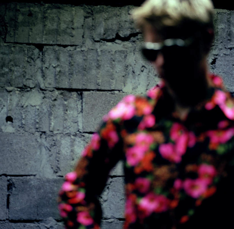 西方人,一个人,站,横图,室内,夜晚,正面,衬衫,欧洲,欧洲人,仅一个男性,仅一个人,一副,朦胧,模糊,装饰,盛开,墨镜,眼镜,墙,花蕾,注视,手叉腰,墙壁,墙面,花,花瓣,花朵,鲜花,仅一个年轻男性,太阳镜,太阳眼镜,花苞,花蕊,叉腰,观察,看,站着,遮阳镜,观看,华丽,修饰,坚硬,点缀,察看,双手叉腰,关注,衬托,美观,雅致,雅观,坚固,坚挺,男人,男性,年轻男性,白种人,站立,半身,彩图,衬衣