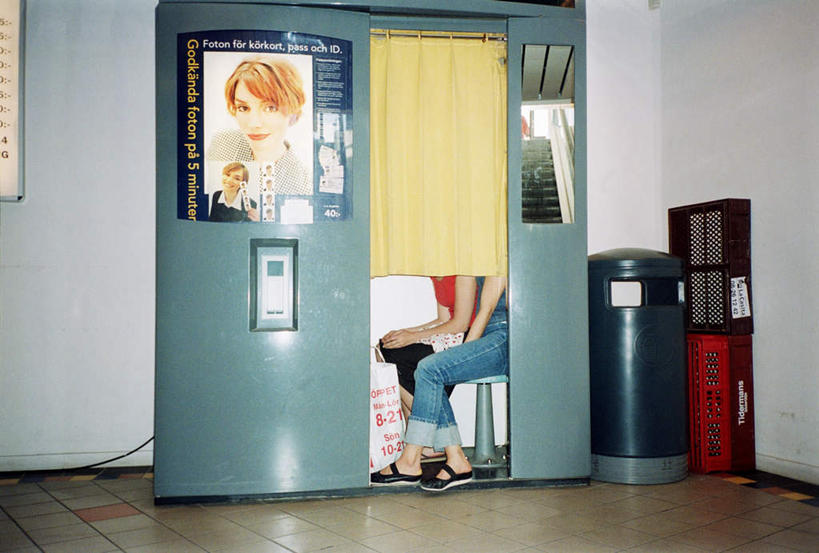 西方人,两个人,坐,横图,室内,白天,侧面,摆设,窗帘,地板,欧洲,欧洲人,环保,装饰,英文,标志,文字,字符,字母,鼓,垃圾桶,地面,注视,设备,标识,木地板,一个,拍照,帘子,容器,观察,看,遮阳,摄影,能源,单个,观看,储藏,英文字母,垃圾箱,华丽,修饰,回收,点缀,资源,察看,储存,关注,装备,利用,低碳,循环,衬托,美观,雅致,雅观,持续,传扬,设置,年轻女性,女人,女性,白种人,坐着,彩图,全身,照相,贮存