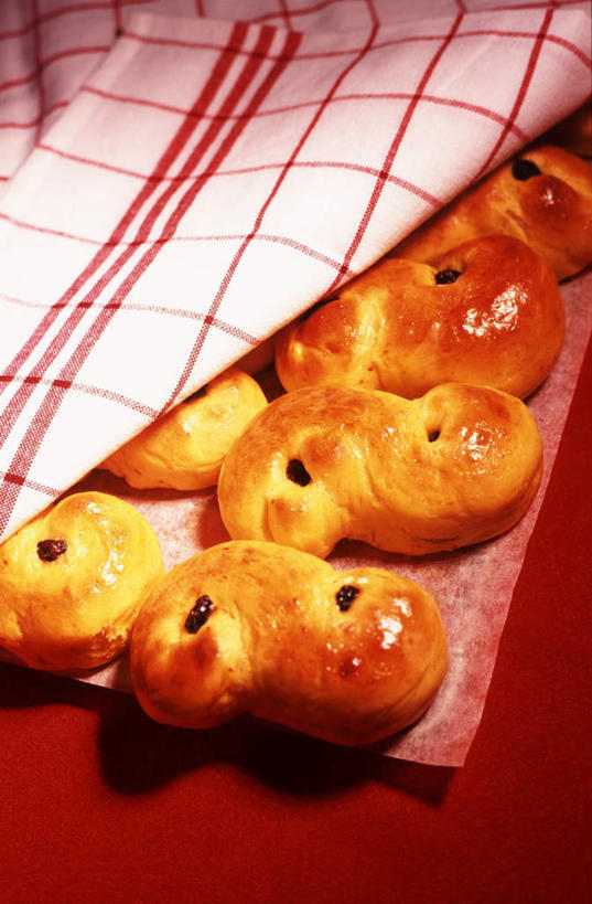 点心,面包,无人,竖图,俯视,室内,特写,白天,餐桌,桌子,一排,阴影,诱人,整齐,光线,布料,影子,灯光,食品,面点,布纹,桌布,食物,糕点,排列,红色,餐巾,台布,餐台,队列,彩图,高角度拍摄