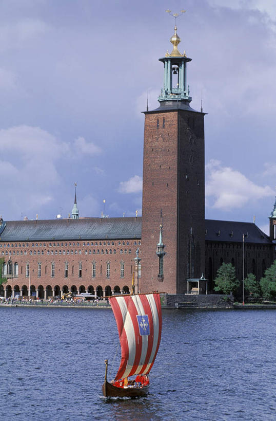 无人,教堂,竖图,室外,白天,正面,旅游,度假,河流,水,植物,标志建筑,地标,建筑,船,瑞典,欧洲,一艘,阴影,波纹,节日,光线,影子,河水,水流,云,云朵,建筑群,云彩,文化,娱乐,建设,树,树木,蓝色,绿色,白云,蓝天,水纹,天空,阳光,自然,交通工具,波浪,天,祈祷,享受,休闲,健康,放松,许愿,宗教,信仰,生长,晴朗,成长,纪念,祈求,航行,斯堪的纳维亚,载具,北欧,斯堪的纳维亚半岛,信念,维京船,瑞典王国,平安,晴空,彩图,大教堂,礼拜堂