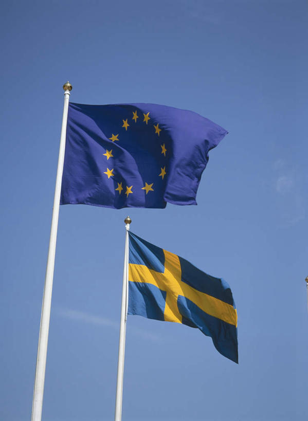 无人,竖图,室外,白天,仰视,旗帜,瑞典,欧洲,两面,阴影,形状,环绕,飘扬,围绕,光线,十字架,影子,云,星星,云朵,云彩,环抱,旗子,黄色,蓝色,白云,蓝天,天空,阳光,天,星形,晴朗,飘逸,斯堪的纳维亚,北欧,飞扬,斯堪的纳维亚半岛,五角形,旌旗,旗号,萦绕,形态,外形,瑞典王国,晴空,五角星,彩图,低角度拍摄