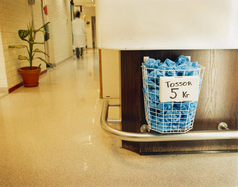 西方人,一个人,走,横图,室内,白天,工作服,制服,植物,欧洲,欧洲人,仅一个男性,仅一个人,一堆,阴影,堆叠,堆积,环保,装饰,光线,英文,标志,盆栽,文字,影子,字符,字母,走道,走廊,过道,灯光,垃圾桶,盆景,干净,标识,仅一个年轻男性,背面,绿色,自然,容器,清洁,生长,能源,成长,储藏,堆,英文字母,垃圾箱,华丽,修饰,回收,点缀,资源,储存,利用,低碳,循环,衬托,美观,雅致,雅观,洁净,工作制服,持续,充满,充溢,满盈,男人,男性,年轻男性,白种人,步行,散步,走路,彩图,全身,工作套服,贮存