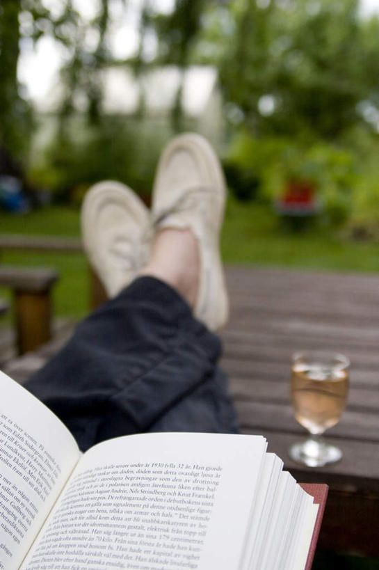 西方人,一个人,躺,竖图,俯视,室外,白天,看书,阅读,草地,草坪,植物,杯子,书籍,鞋子,欧洲,欧洲人,仅一个男性,仅一个人,学习,阴影,服装,裤子,朦胧,模糊,光线,高脚杯,木板,影子,桥,木桥,牛仔裤,栈桥,玻璃制品,草,树,树木,仅一个年轻男性,衣服,绿色,阳光,自然,酒杯,书本,看,读书,浏览,服饰,生长,成长,人行桥,木板桥,帆布鞋,休闲鞋,衣着,穿着,香槟杯,衣饰,卧着,男人,男性,年轻男性,白种人,玻璃杯,书,图书,躺着,卧,半身,彩图,高角度拍摄
