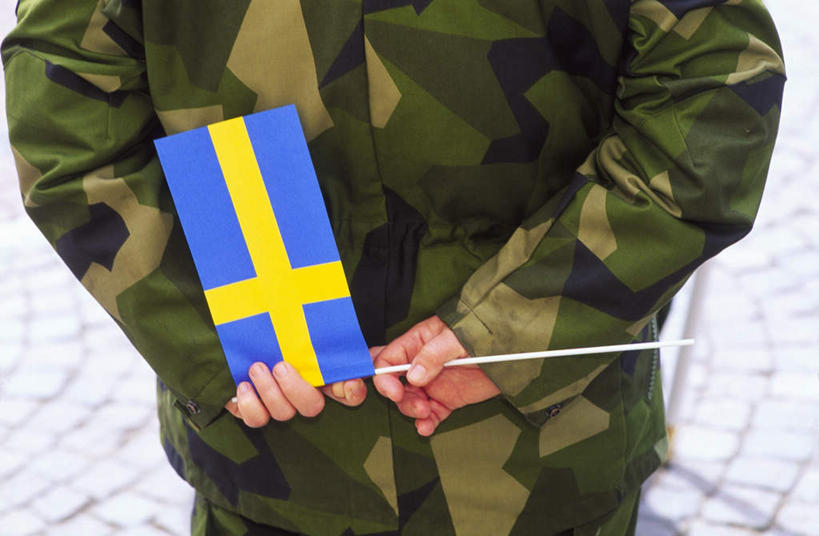 西方人,一个人,站,横图,俯视,室外,特写,白天,制服,旗帜,国旗,欧洲,欧洲人,仅一个男性,仅一个人,握,阴影,光线,影子,拿,拿着,仅一个年轻男性,衣服,黄色,蓝色,阳光,站着,握着,军人,军装,军服,男人,男性,年轻男性,白种人,旗,站立,半身,彩图,高角度拍摄