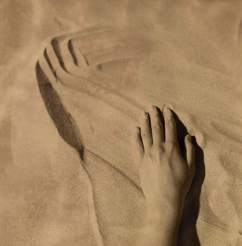 西方人,一个人,站,举,摸,竖图,俯视,室外,白天,欧洲,欧洲人,仅一个男性,仅一个人,抚摸,仅一个年轻男性,托,站着,手印,指模,男人,男性,年轻男性,白种人,触摸,接触,举起,举手,举着,向上举,向上伸,向上托,站立,半身,彩图,高角度拍摄