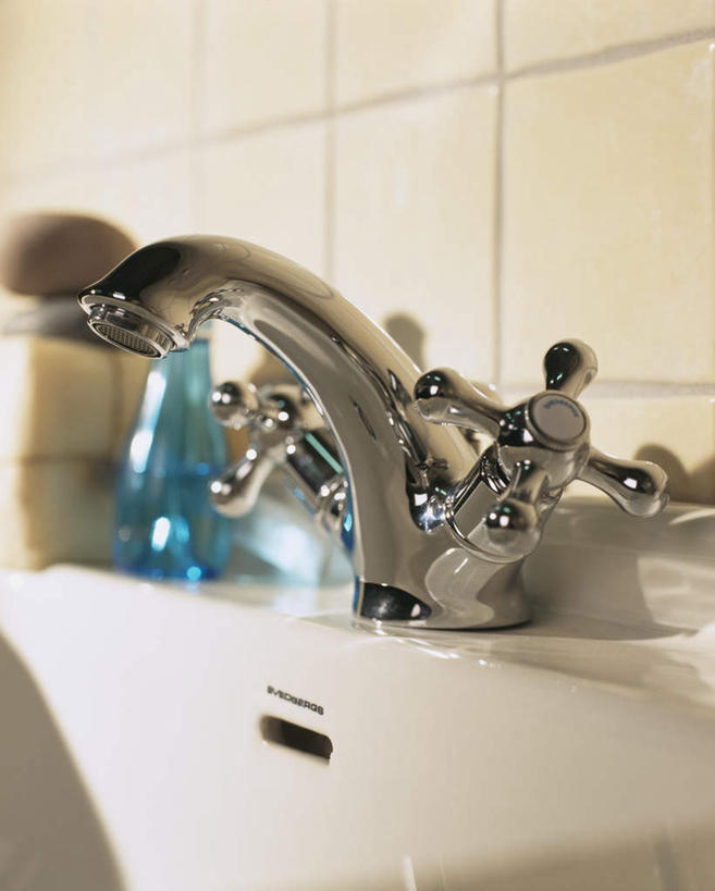 无人,竖图,室内,特写,白天,正面,卫生间,浴室,金属制品,一排,阴影,朦胧,模糊,整齐,光线,金属,英文,标志,瓷砖,水槽,水龙头,文字,影子,字符,字母,标识,水斗,开关,排列,一个,阳光,打开,单个,洗手液,英文字母,阀门,开启,队列,水咀,淋浴房,彩图,冲凉房,沐浴间,沐浴室