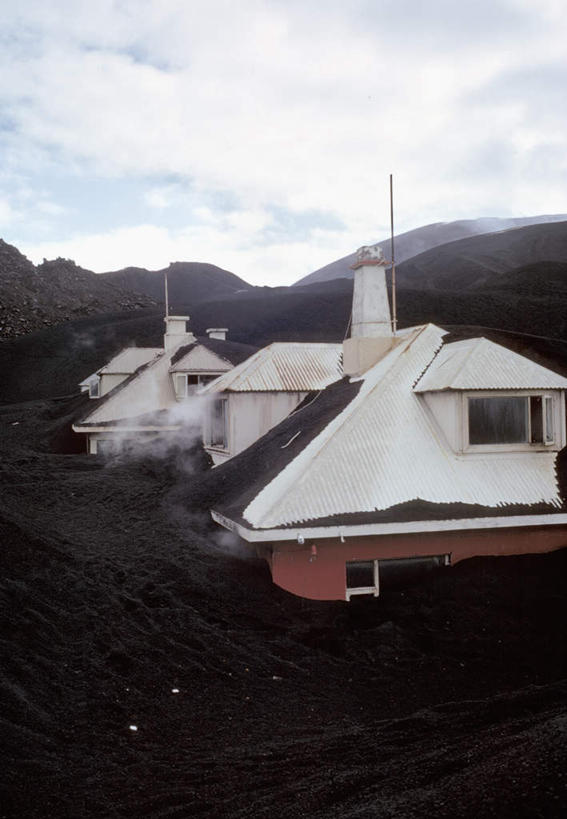 无人,家,竖图,室外,白天,正面,旅游,度假,石头,美景,山,山脉,欧洲,冰岛,阴影,光线,石子,影子,房屋,屋子,景观,山峰,云,云朵,山峦,浸没,淹没,云彩,娱乐,楼房,住宅,蓝色,白云,蓝天,天空,阳光,自然,群山,天,享受,休闲,景色,放松,晴朗,灾难,自然风光,北欧,埋没,冰岛共和国,沉没,覆没,吞没,湮没,灾祸,石块,岩石,晴空,彩图,房子,灾害