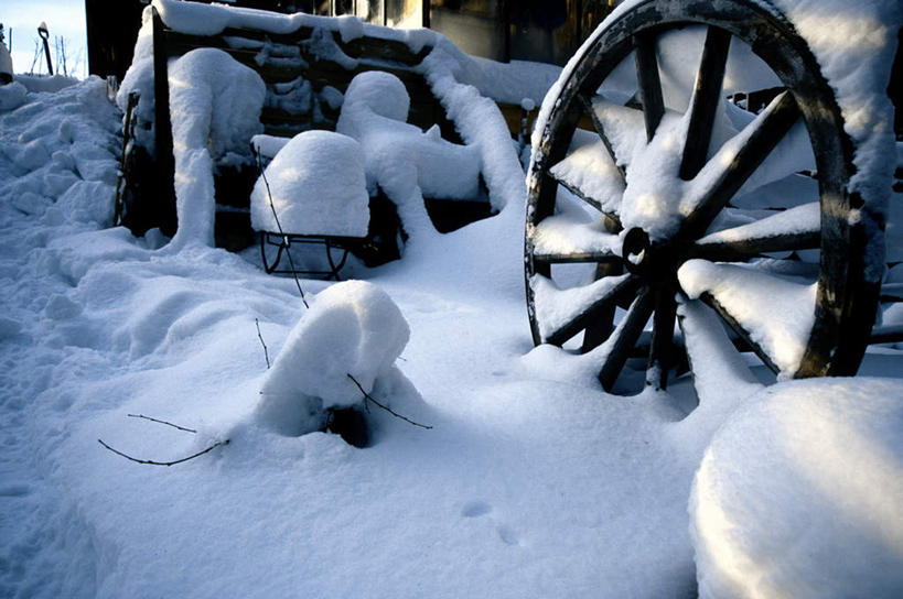 无人,横图,俯视,室外,白天,雪,大雪,阴影,平静,光线,木制,影子,积雪,雪景,冬季,冬天,马车,车,阳光,车轮,木制品,交通工具,安静,寒冷,宁静,凝聚,凝结,静谧,载具,严寒,沉静,固结,凝固,凝集,恬静,安祥,僻静,清静,太平,彩图,高角度拍摄