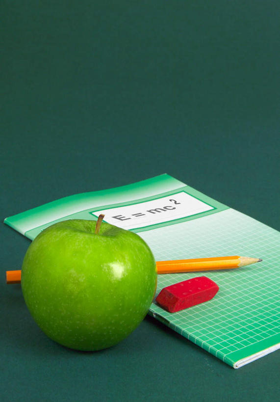 无人,竖图,俯视,室内,白天,苹果,水果,阴影,新鲜,光线,英文,笔,标志,文字,影子,字符,字母,灯光,生食,食品,果实,办公用品,标识,文具,食物,绿色,铅笔,橡皮,学习用品,四个,功课,有机食品,绿色食品,作业,英文字母,文具用品,彩图,高角度拍摄