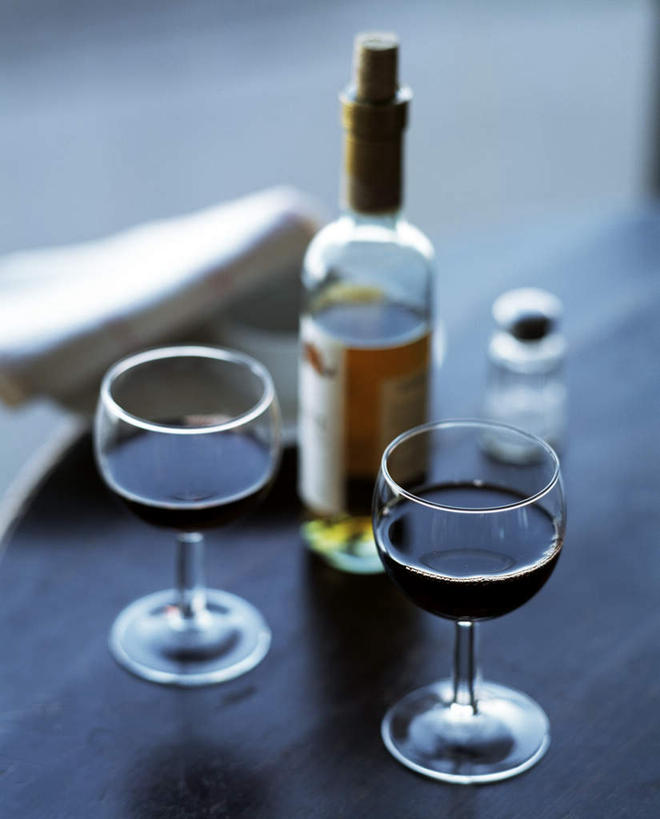 红酒,葡萄酒,无人,竖图,俯视,室外,白天,杯子,阴影,朦胧,模糊,平静,光线,高脚杯,影子,调料,红酒杯,酒类,调味品,调味料,玻璃制品,酒,饮料,阳光,酒杯,红葡萄酒,安静,宁静,静谧,沉静,恬静,安祥,僻静,清静,太平,充满,充溢,满盈,玻璃杯,彩图,高角度拍摄