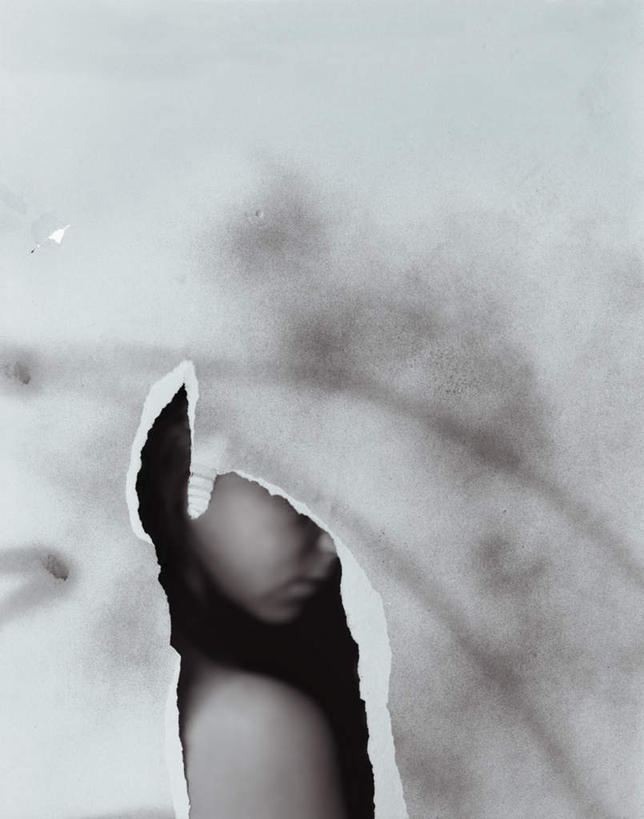 西方人,儿童,一个人,哭,竖图,黑白,室外,白天,侧面,欧洲,欧洲人,仅一个女性,仅一个人,阴影,光线,材料,影子,洞,破坏,破损,小孩,仅一个小孩,眼泪,洞穴,纸板,损坏,泪水,穴,质料,女孩,女人,女性,白种人,孩子,半身,哭泣,哭啼,女生