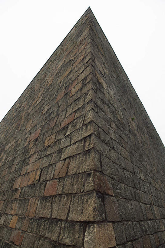 无人,竖图,室外,白天,仰视,阴影,形状,古老,破旧,陈旧,粗糙,平静,光线,影子,墙,角落,砖墙,墙壁,墙面,阳光,安静,高低,宁静,凹凸,毛糙,静谧,沉静,形态,外形,恬静,安祥,僻静,清静,太平,陈腐,彩图,低角度拍摄,粗拙