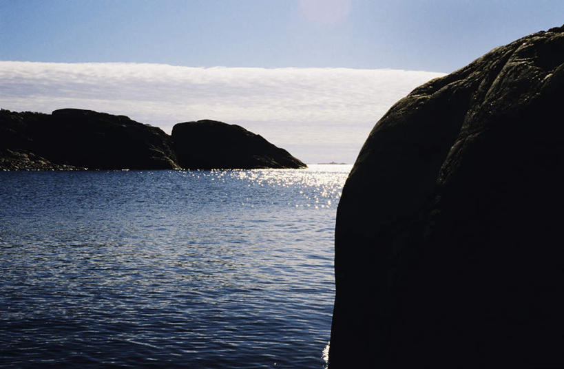 无人,横图,室外,白天,正面,旅游,度假,海浪,海洋,石头,美景,山,山脉,瑞典,欧洲,阴影,光线,石子,影子,景观,浪花,山峰,云,云朵,山峦,云彩,娱乐,蓝色,白云,蓝天,天空,阳光,自然,海水,群山,天,享受,休闲,景色,放松,晴朗,斯堪的纳维亚,自然风光,北欧,斯堪的纳维亚半岛,海景,布胡斯,瑞典王国,大海,风浪,海,海水的波动,近岸浪,石块,岩石,涌浪,晴空,彩图