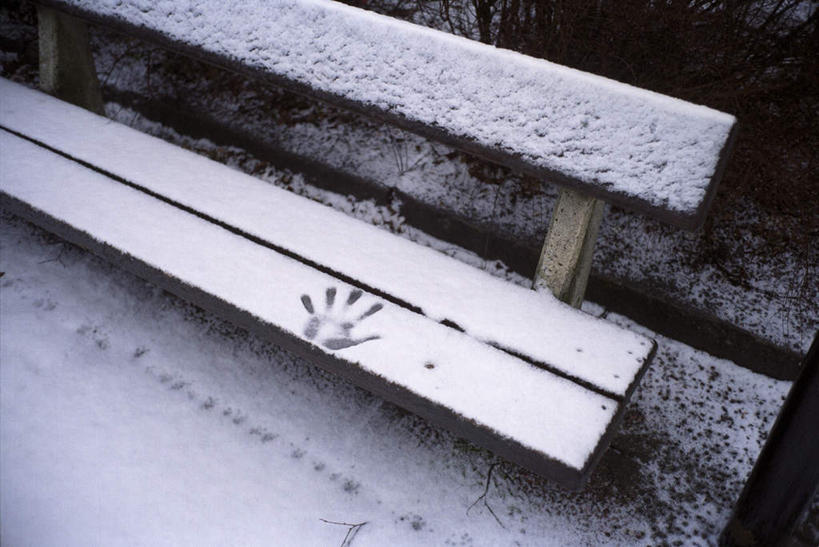 无人,横图,俯视,室外,特写,白天,雪,大雪,椅子,阴影,光线,木制,影子,木椅,积雪,雪景,冬季,冬天,一个,木制品,寒冷,单个,手印,严寒,指模,彩图,高角度拍摄