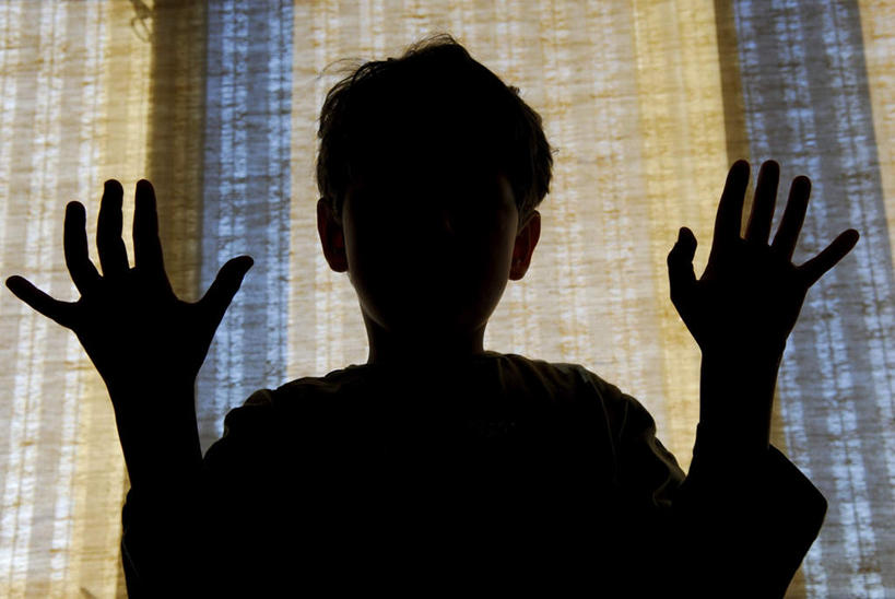 西方人,儿童,一个人,站,伸展双臂,横图,室内,特写,白天,仰视,纯洁,窗帘,丹麦,欧洲,欧洲人,仅一个男性,仅一个人,阴影,装饰,光线,影子,首都,背光,小孩,阳光,帘子,站着,仅一个小孩,遮阳,可爱,童年,童趣,华丽,修饰,点缀,北欧,逆光,童真,烂漫,无邪,衬托,美观,雅致,雅观,恐吓,丹麦王国,哥本哈根,西兰岛,吓唬,恫吓,威吓,天真,男孩,男人,男性,白种人,孩子,敞开双臂,伸开双臂,展开双肩,站立,张开手臂,张开双臂,半身,彩图,低角度拍摄,男生
