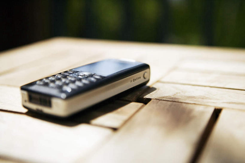 无人,打电话,横图,俯视,室外,特写,白天,桌面,静物,电话,手机,欧洲,冰岛,阴影,朦胧,模糊,光线,影子,通讯设备,一个,阳光,北欧,冰岛共和国,交流,沟通,通话,彩图,高角度拍摄