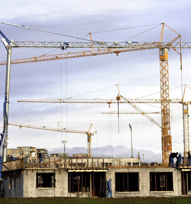 西方人,三个人,站,竖图,室外,白天,正面,工作服,制服,草地,草坪,石头,山,山脉,植物,欧洲,冰岛,欧洲人,阴影,光线,石子,影子,山峰,云,云朵,山峦,云彩,注视,设备,草,施工,蓝色,绿色,白云,蓝天,天空,阳光,建筑工地,群山,天,观察,看,站着,机械,起重机,龙门吊,晴朗,观看,工程,察看,关注,北欧,装卸,冰岛共和国,地盘,建筑地盘,施工地盘,工作制服,门式起重机,桥式起重机,男人,男性,年轻男性,白种人,石块,岩石,晴空,站立,彩图,全身,工作套服,工地