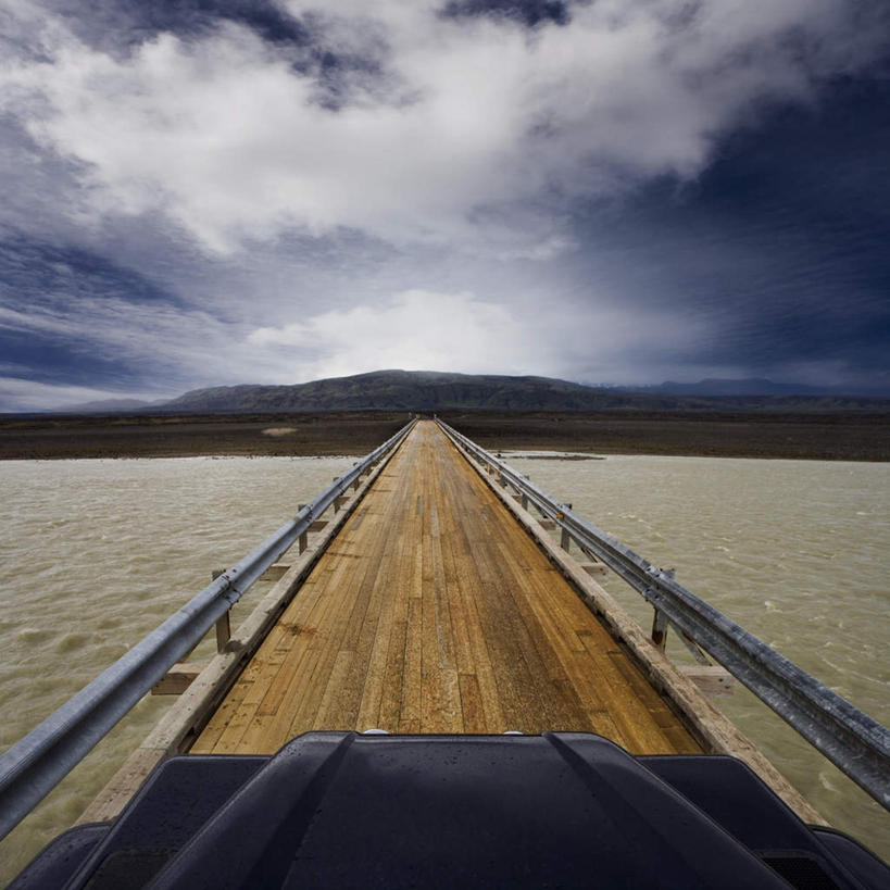 无人,栏杆,方图,俯视,室外,白天,旅游,度假,河流,石头,美景,山,山脉,水,汽车,欧洲,冰岛,一辆,一排,阴影,整齐,光线,木板,石子,影子,河水,景观,山峰,水流,云,云朵,围栏,桥,木桥,山峦,云彩,娱乐,护栏,栈桥,车,排列,蓝色,白云,蓝天,天空,阳光,自然,交通工具,轿车,群山,天,享受,休闲,景色,放松,晴朗,人行桥,木板桥,队列,自然风光,载具,北欧,浑浊,冰岛共和国,污浊,混浊,石块,岩石,晴空,彩图,高角度拍摄