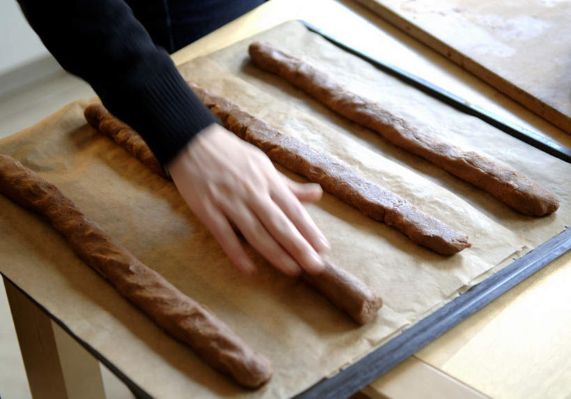 点心,西方人,手,一个人,站,摸,横图,俯视,室内,特写,白天,欧洲,欧洲人,仅一个男性,仅一个人,抚摸,食品,甜点,甜品,右手,食物,糕点,仅一个年轻男性,甜食,站着,手部,男人,男性,年轻男性,白种人,触摸,接触,站立,半身,彩图,高角度拍摄