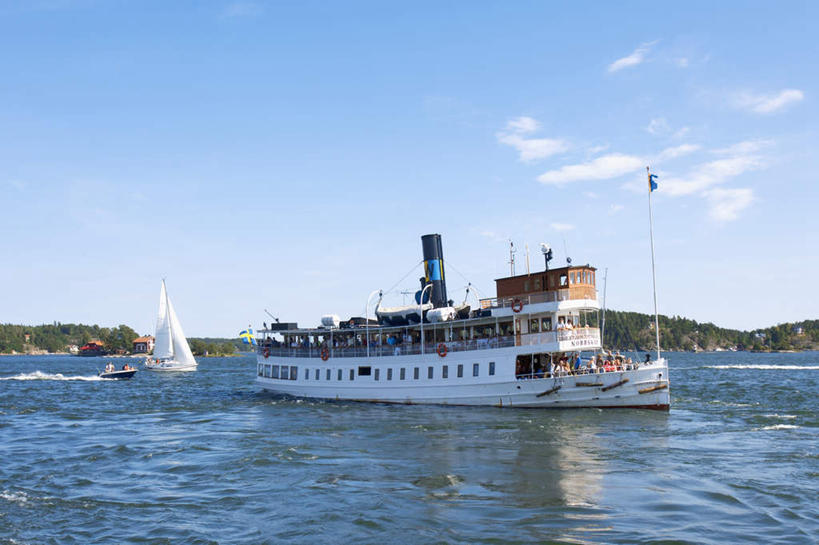 西方人,横图,室外,白天,正面,旅游,度假,美景,轮船,船,瑞典,欧洲,欧洲人,一艘,景观,云,云朵,首都,许多人,云彩,娱乐,蓝色,白云,蓝天,天空,自然,交通工具,天,驾驶,行驶,一群人,享受,休闲,景色,放松,晴朗,操纵,控制,斯堪的纳维亚,自然风光,载具,北欧,斯德哥尔摩,斯堪的纳维亚半岛,操控,首府,把持,瑞典王国,斯德哥尔摩省,男人,男性,年轻男性,年轻女性,女人,女性,白种人,晴空,彩图,全身