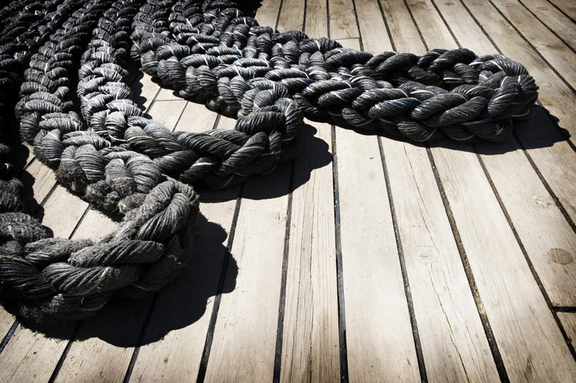 帆船,无人,横图,俯视,室内,白天,旅游,度假,神秘,美景,船,一艘,阴影,光线,影子,景观,娱乐,黑色,阳光,自然,绳子,交通工具,享受,休闲,景色,放松,绳索,严肃,甲板,舵,庄重,自然风光,载具,含蓄,沉静,中间色,彩图,高角度拍摄